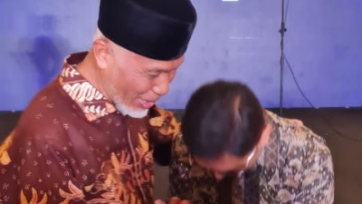 Gubernur Mahyeldi Bertemu Arsyad Rasyid, Apa Obrolannya Tentang Kadin Sumbar?