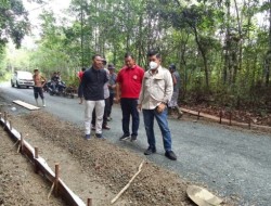 Pastikan Berjalan Baik, Bupati Bartim beserta Jajaran Turun Langsung Pantau Pekerjaan Ruas Jalan Gumpa – Mangkarap
