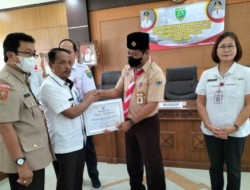 Wabub Serahkan Langsung Penghargaan dari Bupati Bartim