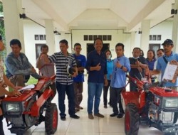 Kelompok Tani di Bartim Terima Bantuan Alsintan Secara Simbolis dari Anggota DPR RI