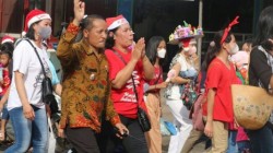 Wabup Bartim Lepas Peserta Karnaval Natal Kelompok Jemaat GKE Tamiang Layang