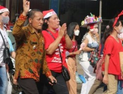 Wabup Bartim Lepas Peserta Karnaval Natal Kelompok Jemaat GKE Tamiang Layang