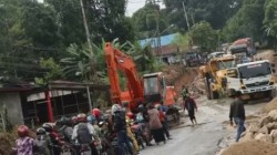 Satlantas Polres Bartim Evakuasi Truk Alat Berat Tersangkut di Jalan Ahmad Yani Tamiang Layang