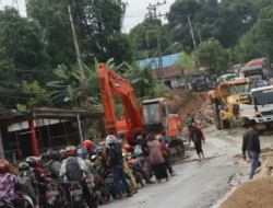 Satlantas Polres Bartim Evakuasi Truk Alat Berat Tersangkut di Jalan Ahmad Yani Tamiang Layang
