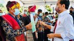 Presiden Jokowi Bagikan 1,5 juta Sertifikat Tanah untuk Rakyat
