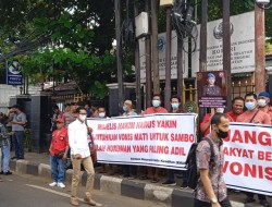 Elemen Masyarakat Cinta Keadilan (Emasck) Gelar Aksi Menuntut Hukuman Mati untuk Ferdi Sambo di Depan Pengadilan Negeri Jakarta Selatan