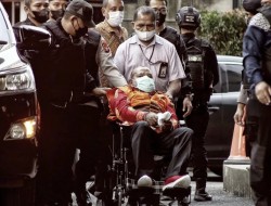 KPK Menduga Lukas Enembe Beli Kendaraan Mewah Pakai Uang Suap