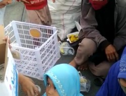 Manfaatkan Momentum Ramadhan Untuk Bangun Kepribadian dan Sikap Peduli, Siswa MAN 3 Padang Bagikan Takjil 