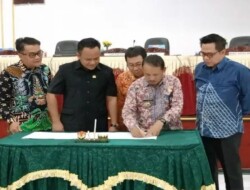 Wabup Tanda Wakil Tangani Raperda Pertanggungjawaban Pelaksanaan APBD Bartim 2022