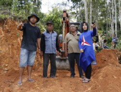 Tingkatkan Ekonomi Masyarakat, Rezka Turunkan Alat Berat Buka Akses Jalan di Nagari Andiang