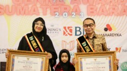 Musfi Yendra dan Istri Terima Penghargaan Ayah-Bunda GenRe Sumbar 2023