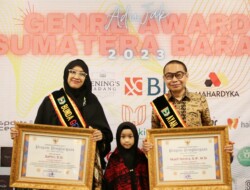 Musfi Yendra dan Istri Terima Penghargaan Ayah-Bunda GenRe Sumbar 2023