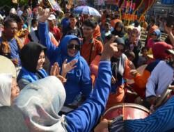 Meriahkan Hoyak Tabuik, Rezka Oktoberia dan Wako Pariaman H. Genius Umar Hadir di Tengah Khalayak Ramai Menabuh Tambua