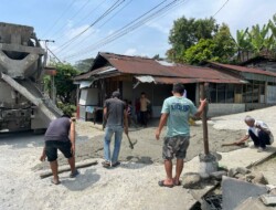 Hj. Delmeria Bantu Perbaikan Akses Jalan ke Puskesmas dan Pemukiman Warga Kayu Jao
