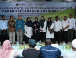 Ringankan Beban Masyarakat, Rezka Oktoberia Serahkan Puluhan Sertifikat PTSL di Pasaman Barat