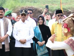 Rezka Oktober Dampingi Mentri ATR BPN Serahkan Sertifikat Pengelolaan Tanah Ulayat di Kabupaten Limapuluh Kota