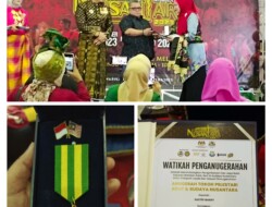 Sastri Bakry Menerima Anugrah Pelestari Adat dan Budaya Nusantara dari Malaysia