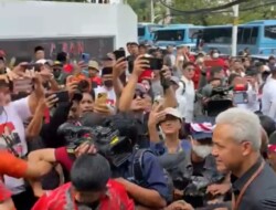 Pendaftaran Selesai dan Berkas Lengkap, Ganjar Sempat Jalan Kaki dari Rumah Relawan Pemenangan Prabowo ke KPU