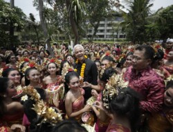 GANJAR Ternyata Orang Radio, Buka Mukernas Persatuan Radio dan TV Publik di Bali Disambut Tari Massal Pendet