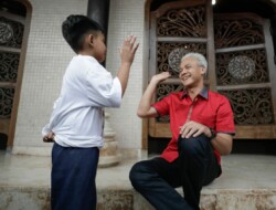 Foto Ganjar dan Mahfud Bercengkrama dengan Anak Kecil, Sedot Perhatian Pengunjung Makam Bung Karno