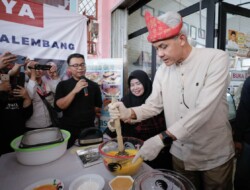 Wayauuu, Ganjar Pranowo Belajar Masak Kue Maksuba, Saat Bertemu UMKM Kuliner Palembang