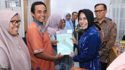 Rezka Oktoberia dan BPN/ATR Serahkan Sertifikat Gratis PTSL bagi Masyarakat Kota Payakumbuh