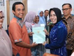 Rezka Oktoberia dan BPN/ATR Serahkan Sertifikat Gratis PTSL bagi Masyarakat Kota Payakumbuh
