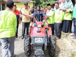 Rezka Oktoberia Serahkan Alsintan Handtraktor di Nagari Gunung Malintang dan Nagari Andaleh
