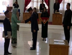 Pelantikan Dua Anggota DPRD Barsel PAW Tandatangani Naskah Sebagai Anggota DPRD Barsel