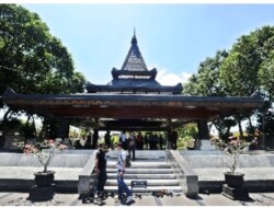 Tradisi Nyekar Bagi Calon Pemimpin Nasional, Mega Ajak Ganjar-Mahfud ke Makam Bung Karno di Blitar, Jumat