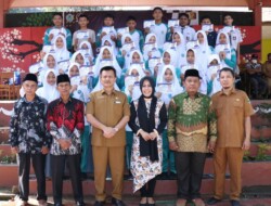 Rezka Oktoberia Bagikan Ratusan Beasiswa PIP untuk Bekas Sekolahnya Dulu SMA 2 Payakumbuh