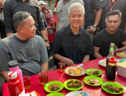Puas Keliling Bekasi, Ganjar Sarapan Nasi Uduk Apud di Pasar Proyek Lama. Pengakuan Apud : Saya Kaget