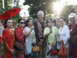 Ikut Meriahkan Kirab Budaya Nitilaku UGM, Ganjar Kenakan Pakaian Adat Dayak