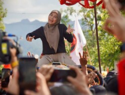 Safari Politik di Ponorogo, Calon Ibu Negara Siti Atikoh Ganjar Unjuk Kebolehan Menari di Atas Gajahan