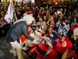 Sering Dipanggil Calon Ibu Negara Tercantik Pas Blusukan, Jawaban Atikoh : Orang Sudah Tua😄