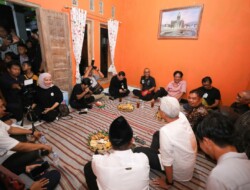 Gerimis Tak Surutkan Antusias Warga Sambut Kedatangan Ganjar untuk Menginap di Rumah Warga