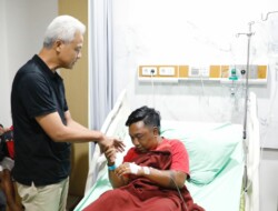 Ini Foto Marah, Sedih dan Gusar Ganjar Saat Menjenguk Relawan Korban Aniaya Oknum TNI