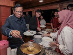 Makan Malam Bareng Gen Z di Kapal Pinisi Makasar, AS Hikam Sebut Mahfud Mirip Gus Dur : Tegas dan Pemberani
