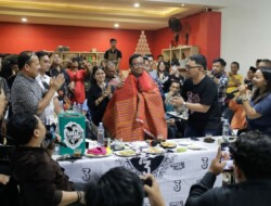 Mahfud MD Keliling Sumatera Utara, dari Doa Pendeta hingga Perampasan Aset dan Ulos Sebagai Simbol Kemenangan