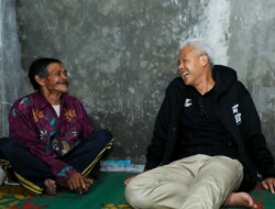 Ganjar PRESIDEN RAKYAT, tak Sungkan Tidur di Rumah Wartaji dan Musinah Sambil Nonton Bareng Warga