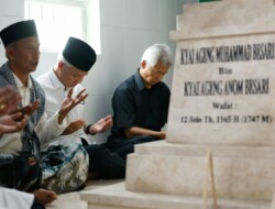 Ganjar Ziarah ke Makam Pendiri Ponorogo Bathara Katong dan Kiai Ageng Muhammad Besari