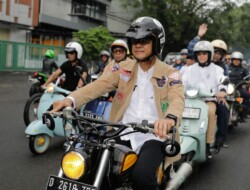 Momen Ganjar Naik Motor Bobber di Tengah Hujan, Diikuti Konvoi Ratusan Warga Bandung