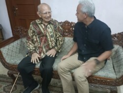 Momen Keakraban Ganjar Pranowo dengan Prof Emil Salim, Bahas Lingkungan Hingga Pendidikan