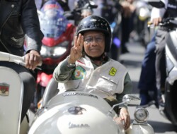 Ribuan Warga Pekanbaru Hantar Cawapres Mahfud MD Naik Bentor ke Lokasi Kampanye