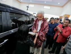 Ganjar Kampanye di Ambon, Warga Sambut dengan  Antusias dan Dapat hadiah Lukisan Foto Diri dari Anak SD