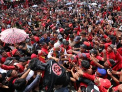 Ganjar Ingatkan Gibran Hati-hati Ketanduk Banteng, Sementara Warga Bentangkan Spanduk Ganjar saat Jokowi ke Wonosari