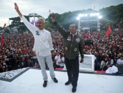 Ganjar Terjun Payung dari Helikopter di Lokasi Hajatan Rakyat Banyuwangi, Mahfud : Survey Pilpres akan Meleset!