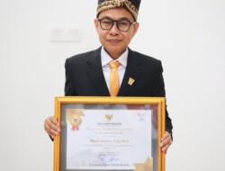 Tokoh Muda Bertalenta Musfi Yendra Raih Warga Kehormatan Kota Padang