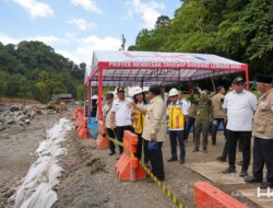 Presiden Prabowo Subianto Kunjungi Perbaikan Jalan Longsor di Lembah Anai : Semangat Ya!