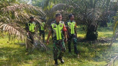 TIDAK BERGANTUNG CUACA, BABINSA KORAMIL 06/CERENTI TETAP SIAGA KARHUTLA